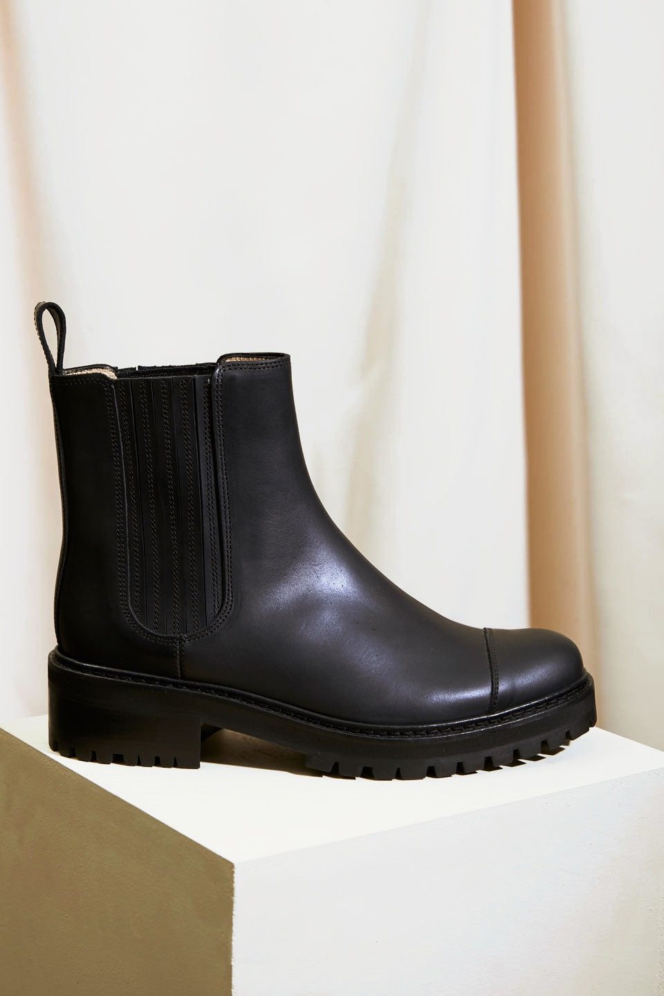 Boots Rainer façon Chelsea en cuir noir, Valentine Gauthier