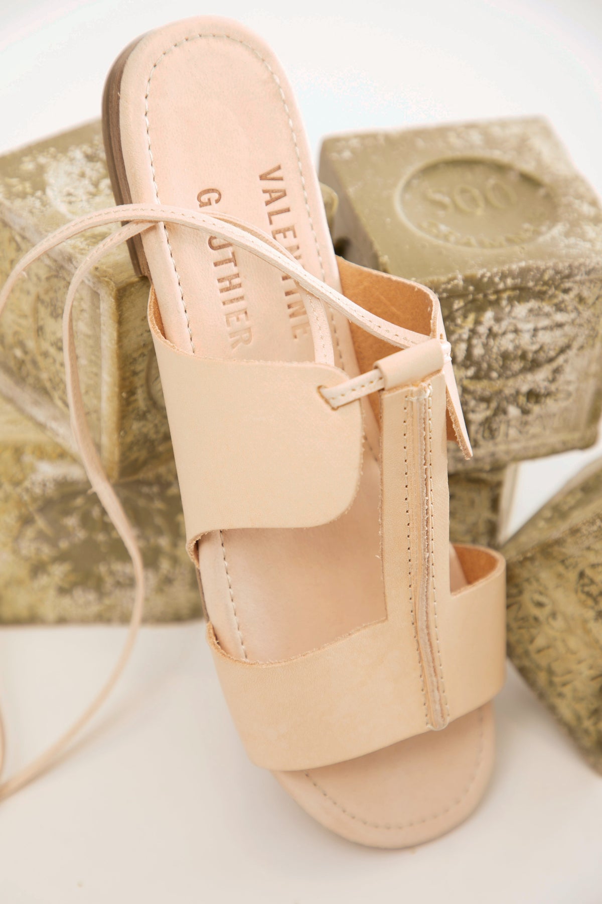 Sandales plates Oriza en cuir Nude, Valentine Gauthier