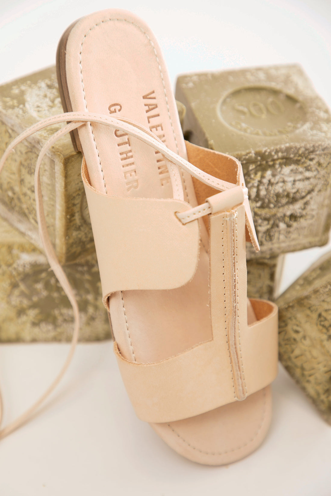 Sandales plates Oriza en cuir Nude, Valentine Gauthier