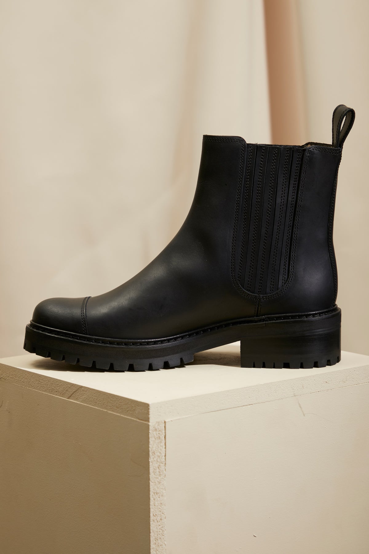 Boots Rainer façon Chelsea en cuir noir, Valentine Gauthier