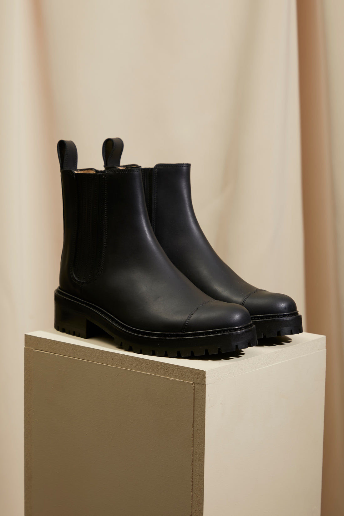 Boots Rainer façon Chelsea en cuir noir, Valentine Gauthier
