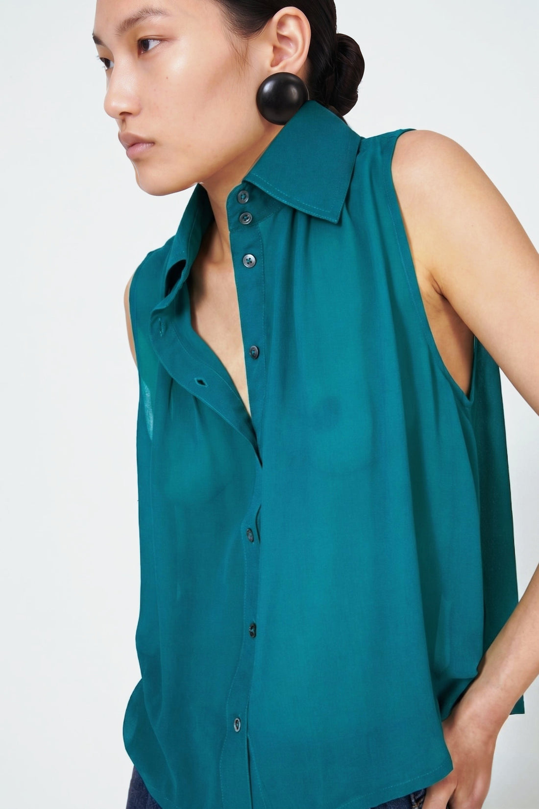 Blouse sans manches Hama en georgette de soie Atlantis, Valentine Gauthier