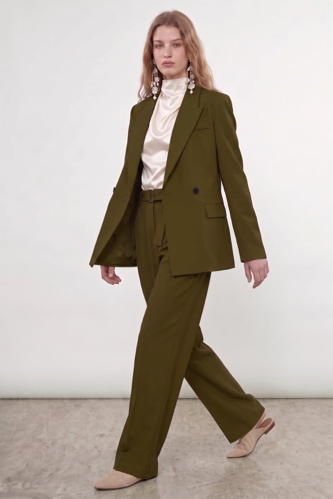 Pantalon de tailleur Chicago en laine froide Olive et Veste de tailleur Arendt en laine froide Olive, Valentine Gauthier