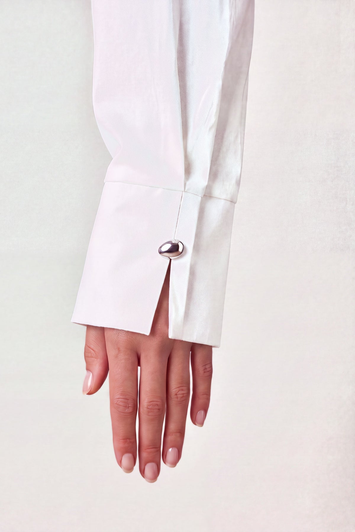 Chemise Ouessant Optic White, détail du poignet, Valentine Gauthier