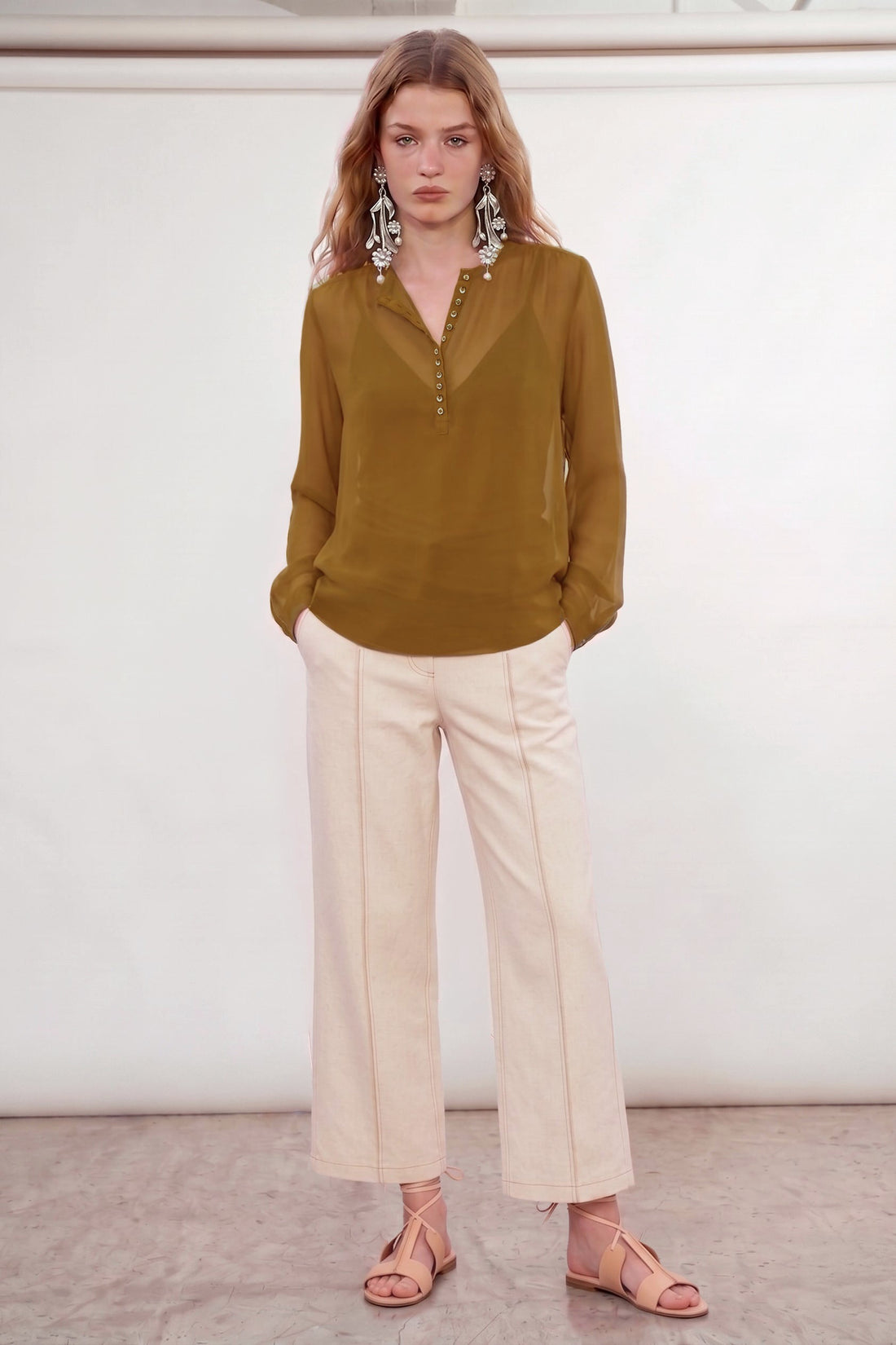 Blouse Frama en georgette de soie Roasted et Pantalon large Huarte en denim écru, Valentine Gauthier
